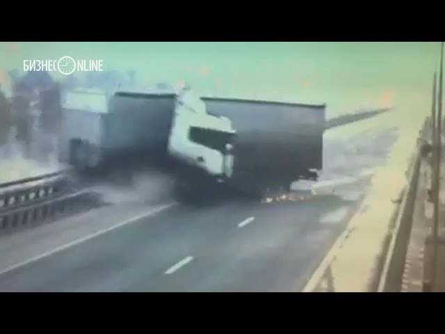 В Татарстане фура упала в реку с моста