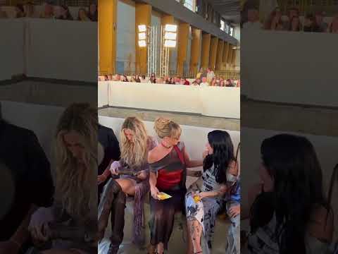 The long-awaited reunion of Ester Expósito and Paris Jackson at the Desigual fashion show.