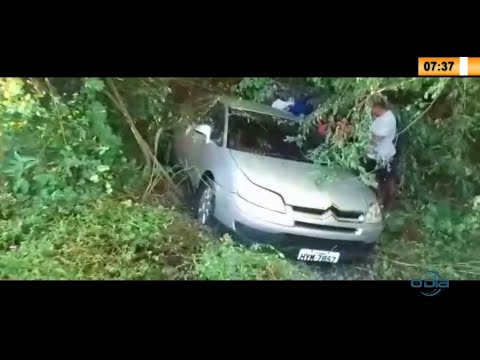 Carro perde controle e cai em buraco na saída da ponte do Mocambinho 31 05 2021