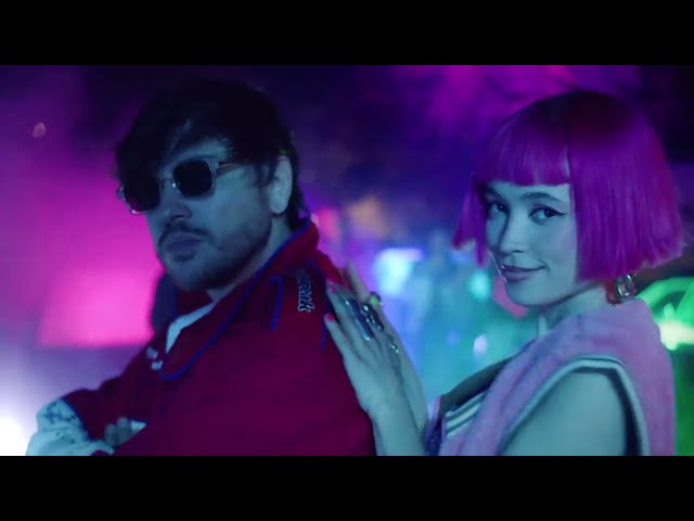 Video zu 'Dancing On My Own' ansehen