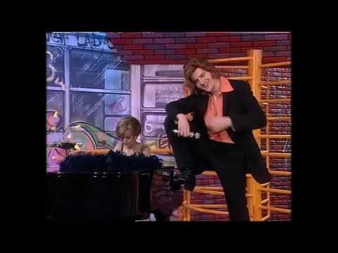 Olmo canta "Piccolo Fiore Bugiardo" con Nives