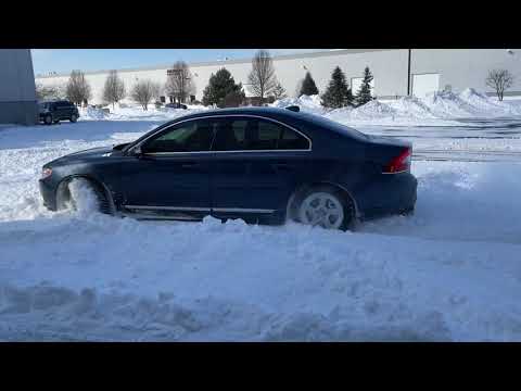 Volvo S80 V8 AWD in deep snow