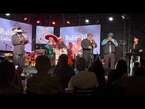 Hermoso Cariño with #rabbiblue Newport Beach Campus Jax #monibee #gangsterandthemariachi #richg 