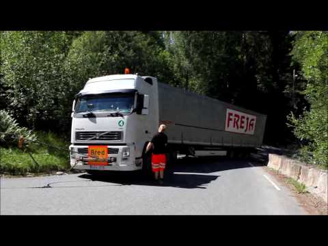 Lithuanian vehicle stuck in Norwegian ditch