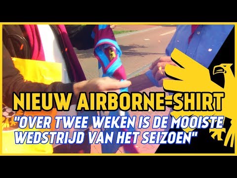 Nieuw Airborne-shirt overhandigd aan Jan Loos
