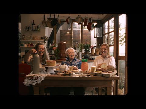 Elana Dara - La Vie Est Belle (Lyric Video Oficial)