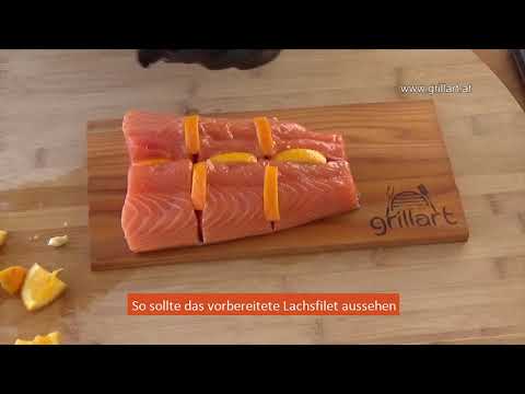 Lachsfilet grillen auf einem Zedernholzbrett