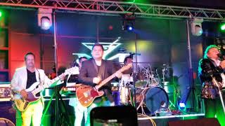 Un dolor los yonics en  vivo