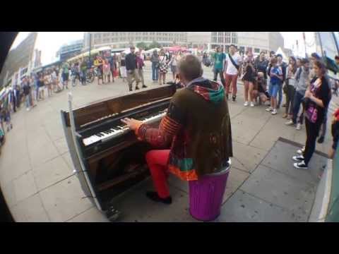 Florian Spindler- pianist in Alexanderplatz-Berlin