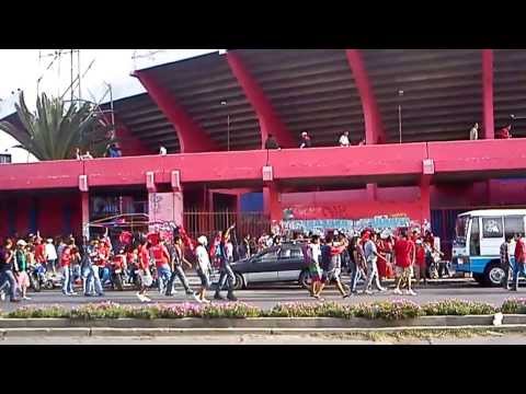 "HINCHAS DEL WILSTERMANN LLEGANDO AL ESTADIO" Barra: Gurkas &bull; Club: Jorge Wilstermann