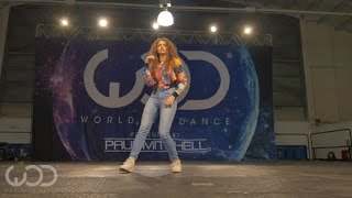 Девушка исполнила таттинг—танец,в котором руками и ногами выстраивают геометрические фигуры
