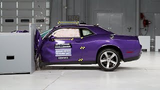 The battle of American sports cars: Mustang, Camaro and Challenger against... the wall!