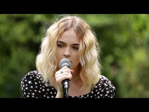 download lagu mp3 mp4 Larisa, download lagu Larisa gratis, unduh video klip Larisa