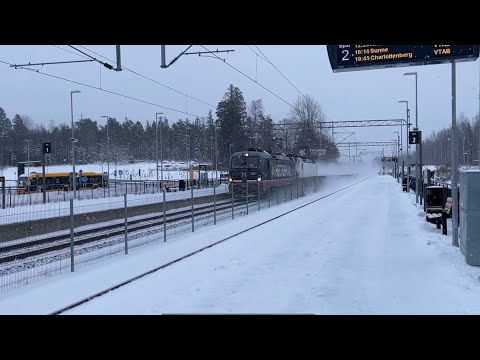 Del 21 Tåg i ett enormt snöigt Välsviken. Svenska Tåg!