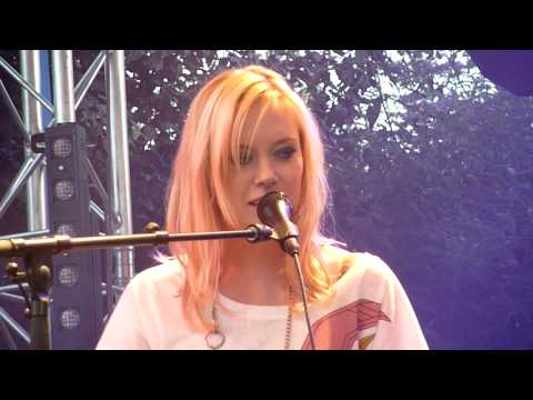 Fredrika Stahl - A Drop in a Sea (02) - live@La Plage Glazart (Paris),  03 Septembre 2010