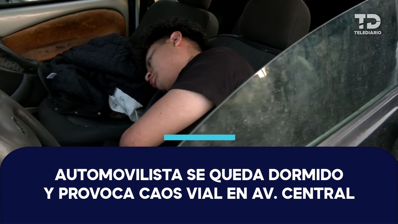Hombre se queda dormido dentro de su auto y provoca caos vial en Avenida Central