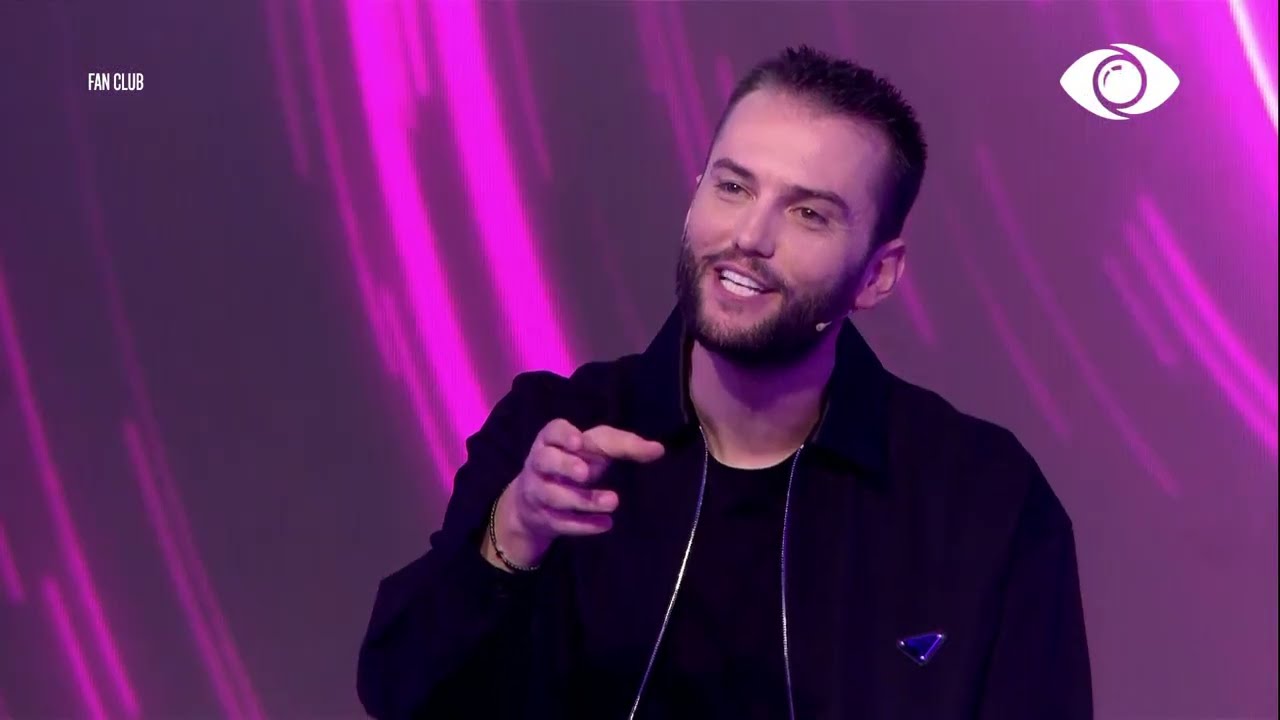 Arbër Hajdari mban kufje dhe shumë prej opinioneve ia thonë nga regjia?