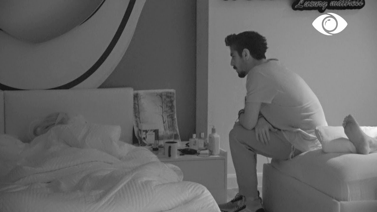 Nuk do të të puth sot?/ Amos tenton të puthë në buzë Dean