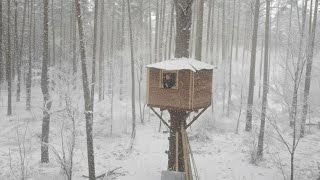 Blizzard Survival in a Treehouse | Off Grid Winter Life at -40°C