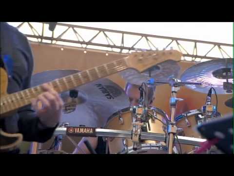 Tom Kennedy live solo at the Vienne Festival with Mike Stern