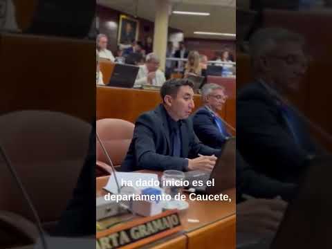 El Diputado Departamental Lic. Emilio Escudero - presentación de proyecto de asfalto -.
