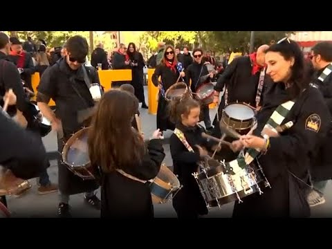 Menschen in der spanischen Stadt Hellín begrüßen Ostern mit traditionellem Trommeln