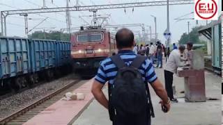 preview picture of video 'Shipra Superfast Express Train Arrives Khurai Railway Station'