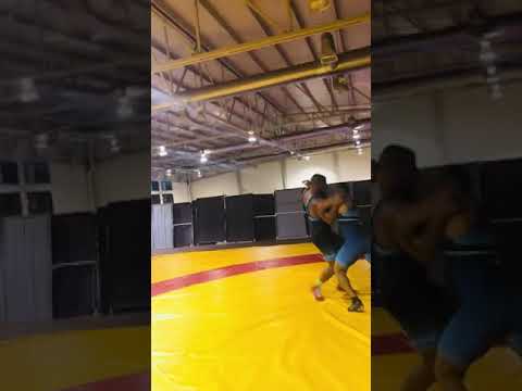 Lucha con cambio de pareja 1 minuto el llamado poste entra uno y sale el otro