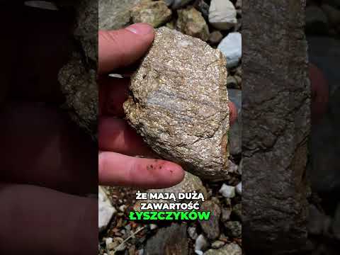 Skały i minerały w górskim potoku.