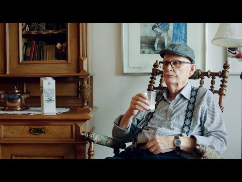 Bertil Östlund (84) tries old-fashioned oat drink for the first time