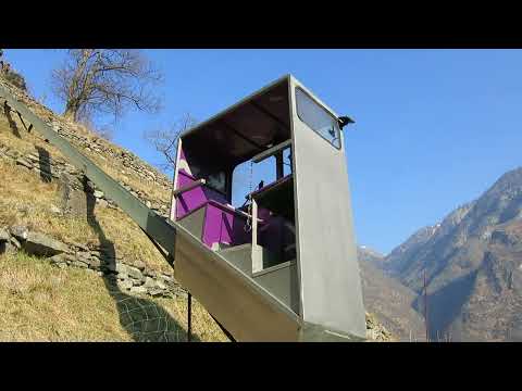 Privater Schrägaufzug in Grono - Fahrzeug kommt in die Talstation - inclined elevator Switzerland
