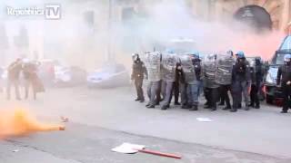 preview picture of video 'PALERMO - STUDENTI SCONTRI CON LA POLIZIA'