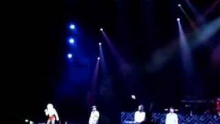 Gwen Stefani - Wonderful Life (Live @ Paris Bercy 09/17/07)