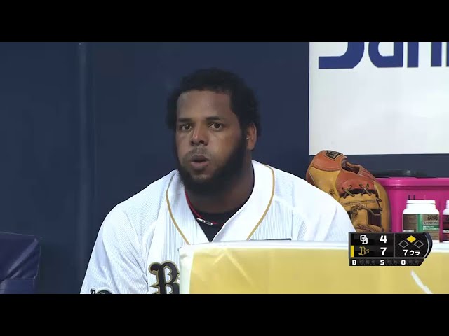 7回裏 バファローズベンチではヘルマンがペーニャに風を送る姿が… 2014/6/14 Bs-D