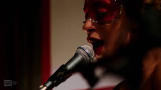 Martina Topley Bird,  Lying