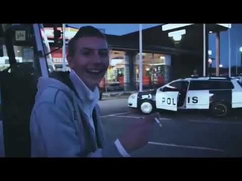 FC Lahti-kannattaja irrottaa poliisiauton pölykapselit ja pitää poliiseja pilkkanaan