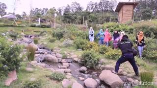 preview picture of video 'Explore Bandung : One Day Trip Dusun Bambu & Floating Market'