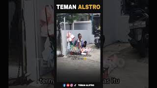 Download lagu This Grandpa is Pityful Because No One Has Buyen His Stuff Since Morning mp3