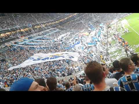 "Geral tocando bobinas na entrada de Grêmio x Botafogo" Barra: Geral do Grêmio • Club: Grêmio