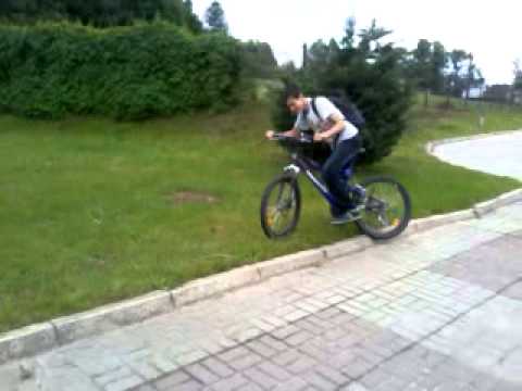 Co robi typowy Paweł : driffting na krawężniku