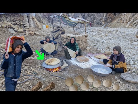 Homeless life in the cold mountains 🗻 | Baking bread over a fire in the heart of wild nature 🌲🔥