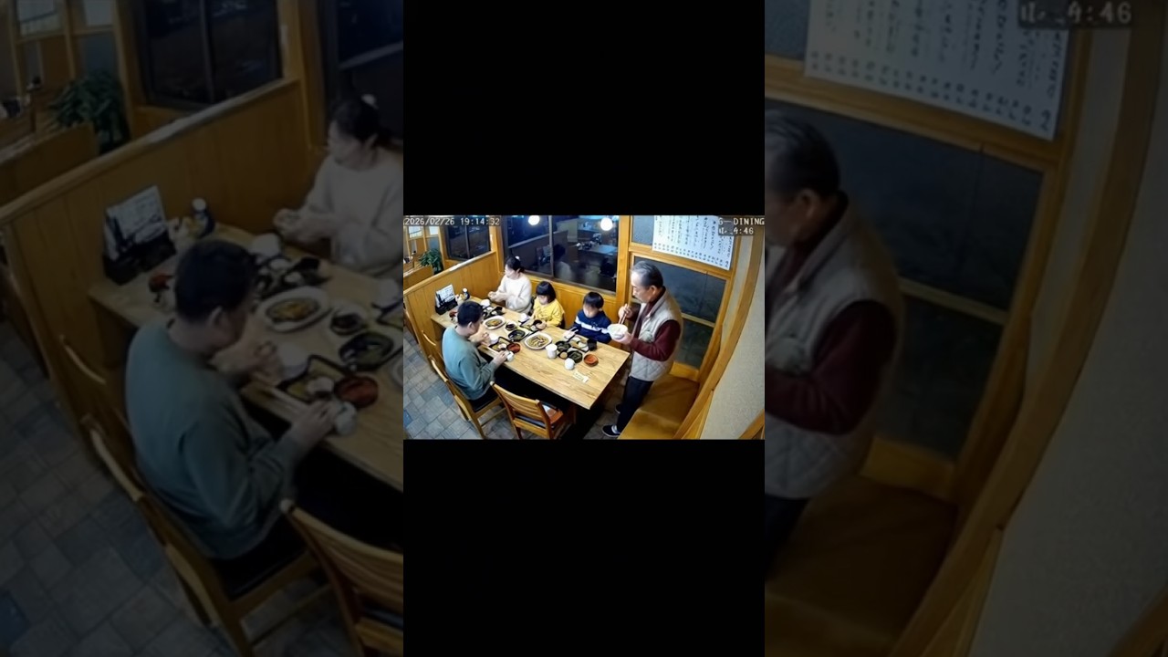 ファミレスで家族連れの老人だけが立って食べてる！ #sora