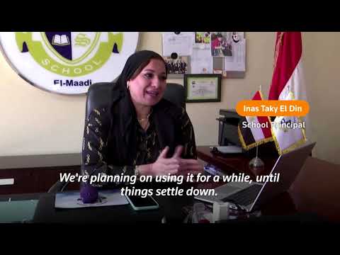 埃及學校引入課桌間的隔板。 (Egyptian school introduces dividers between desks)