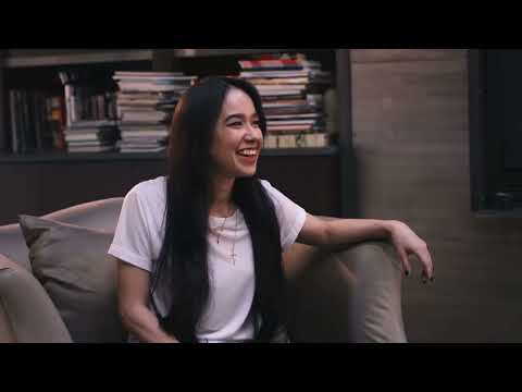 aj lee laughing because of cm punk for one minute straight