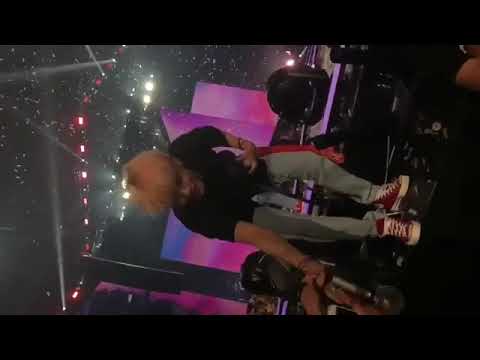 180909 Taehyung give army bomb case to Lucky army, LOVE YOURSELF CONCERT in LA #btsloveyourselftour