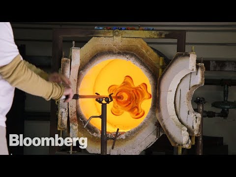 900度でガラスをアートに変える (Turning Glass Into Art at 900 Degrees)