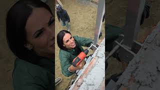 Instalação de cerca elétrica, Léia vieira em ação.