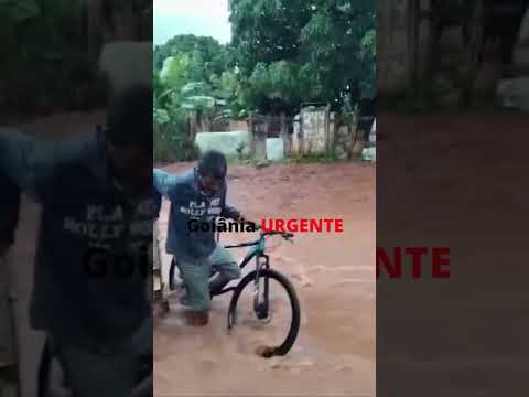 Enxurrada arrasta motociclista e veículo durante temporal, em Planaltina de Goiás