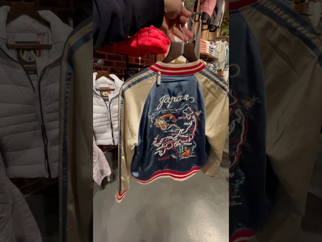 Vídeo relacionado con Superdry SUIKAJAN EMBROIDERED BOMBER M5011855A Dodger Blue talla M
