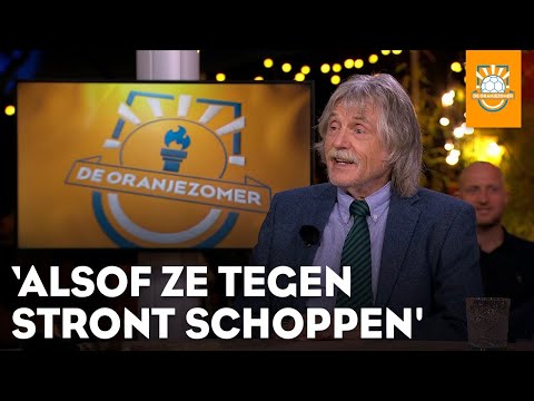 Johan bekeek vrouwenvoetbal: 'Net alsof ze tegen een hoop stront schoppen' | DE ORANJEZOMER